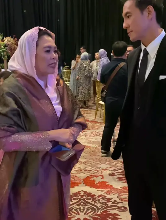 Yenny Wahid tampil dengan kebaya brokat dan kerudung warna pink muda yang serasi.  Di sampingnya, terlihat VJ Daniel dengan setelan jas warna hitamnya [@yennywahid].