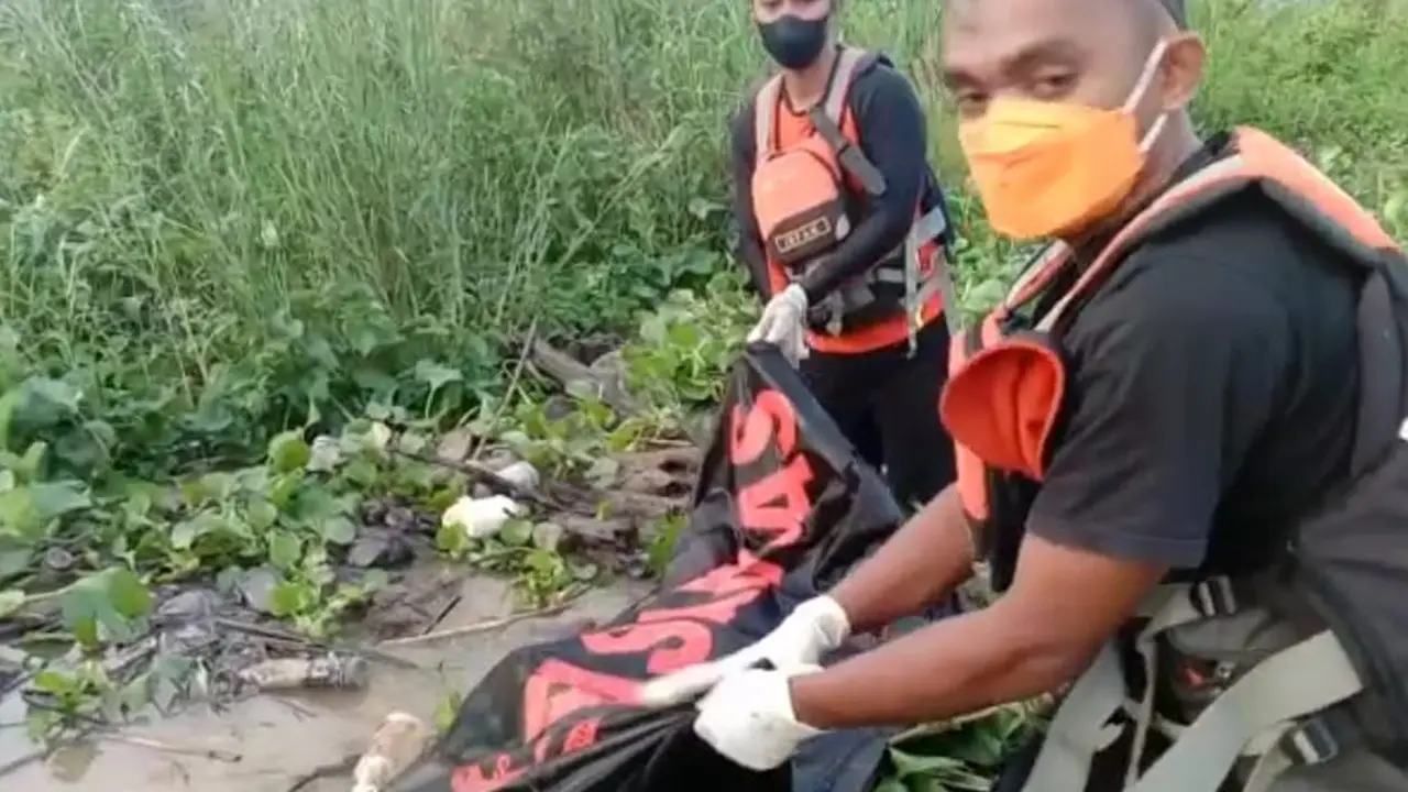 Korban terkaman buaya di Kolaka Timur, Wacalling (60) akhirnya ditemukan setelah 48 jam kerabat dan tim SAR gabungan melakukan pencarian di pinggir sungai.(Liputan6.com/Ahmad Akbar Fua)