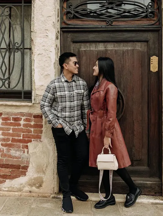 <p>Saat honeymoon ke luar negeri, Erina Gudono terlihat menenteng cluny mini bag dari louis vuitton yang ditaksir sekitar Rp43 juta. [Foto: Instagram/ Erina Gudono]</p>