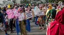 Sejumlah wanita yang tergabung dalam Emak-Emak Istana Cantik menggelar aksi saat car free day (CFD) di Bundaran HI, Jakarta, Minggu (4/8/2019). Dalam aksinya, mereka mengkritik kebijakan pemerintah soal ekonomi. (Liputan6.com/Faizal Fanani)