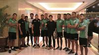Pelatih Timnas Indonesia U-22, Indra Sjafri bersama skuat Timor Leste di SEA Games 2019. (Bola.com/Muhammad Iqbal Ichsan)