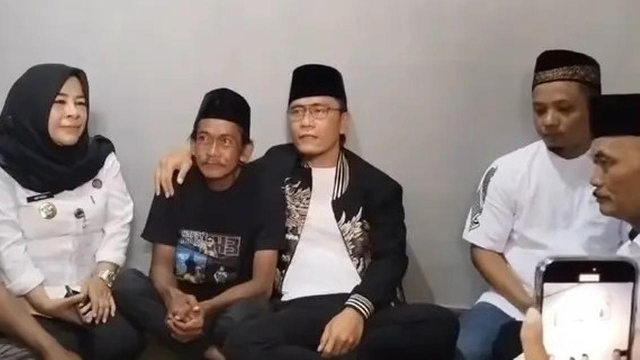 Potret Gus Miftah Minta Maaf Langsung ke Sonhaji, Penjual Es Teh yang Sempat Viral: Sebut Niatnya Cuma Guyon