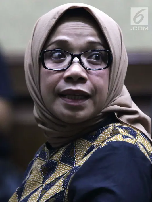 Terdakwa suap kontrak kerja sama pembangunan PLTU Riau-1, Eni Maulani Saragih bersiap menjalani sidang pembacaan tuntutan di Pengadilan Tipikor, Jakarta, Selasa (22/1). Eni dituntut 8 tahun penjara, denda Rp 300 juta. (Liputan6.com/Helmi Fithriansyah)