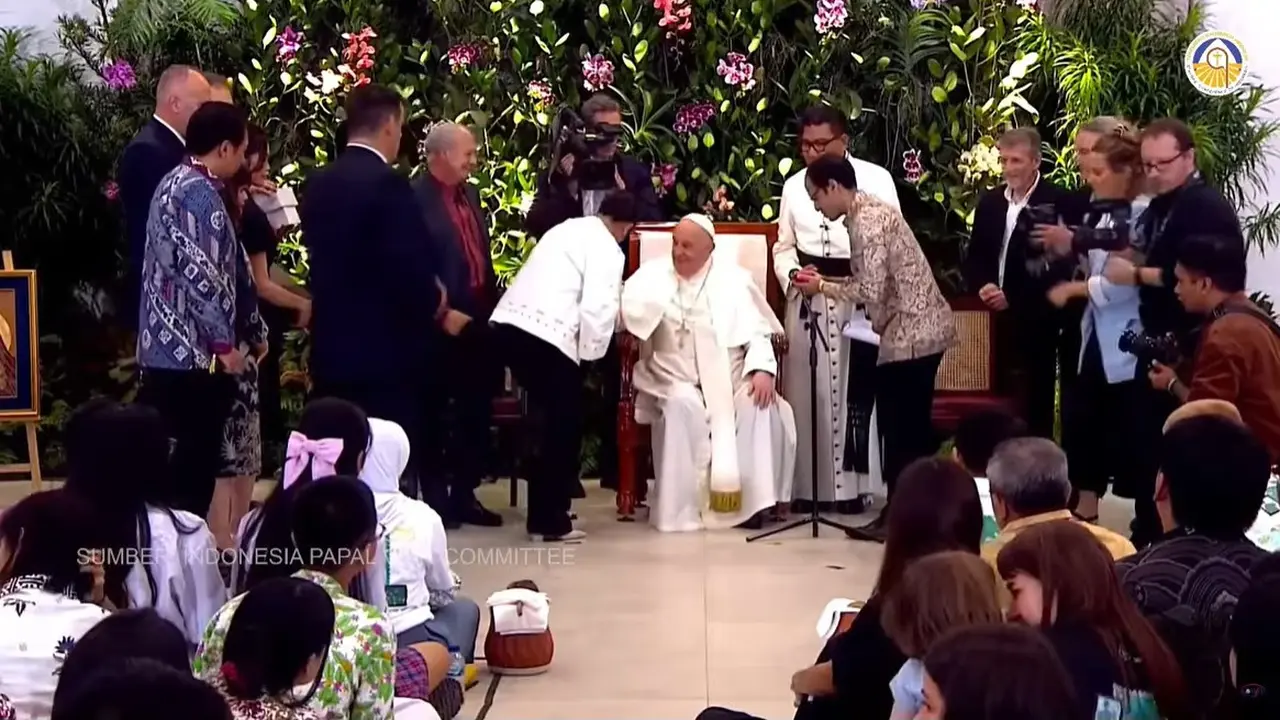 Digendong sang istri Franka Makari, anak Menteri Pendidikan Kebudayaan Riset Teknologi atau Mendikbudristek Nadiem Makarim diberkati oleh Pemimpin Gereja Katolik Sedunia, Paus Fransiskus.