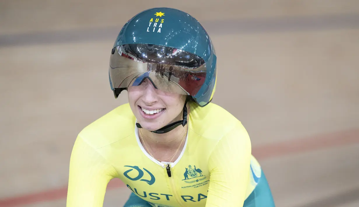 Atlet balap sepeda asal Australia, Paige Greco berkompetisi pada nomor C1-3, 3000 m pursuit putri Paralimpiade Tokyo 2020 di Izu Velodrome, Rabu (25/8/2021). Greco mengukir catatan waktu tercepat, 3:50.815  sekaligus menjadi rekor dunia yang baru. (Charly TRIBALLEAU / AFP)