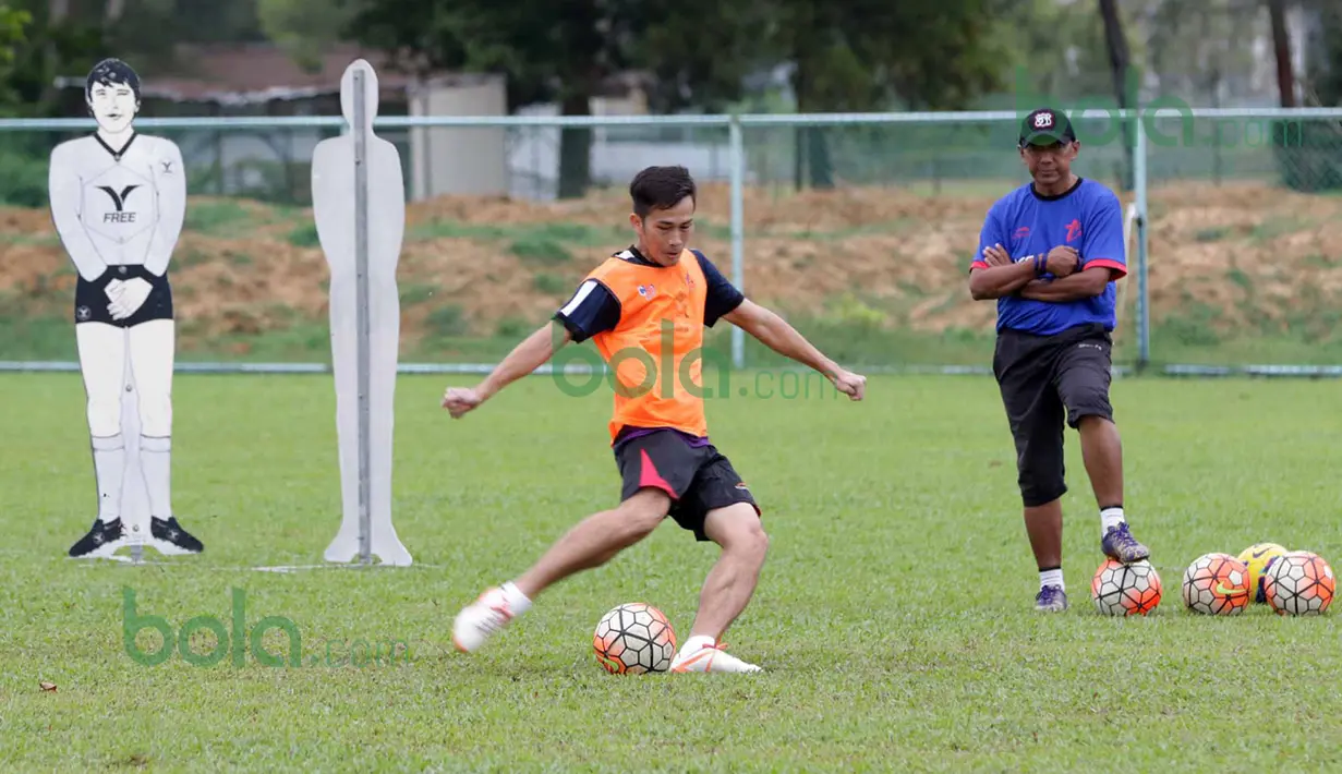 Pelatih Rahmad Darmawan saat mengawasi latihan T-Team di Lapangan Gong Badak, Kuala Terengganu, Malaysia, Selasa (26/01/2016). (Bola.com/Nicklas Hanoatubun)