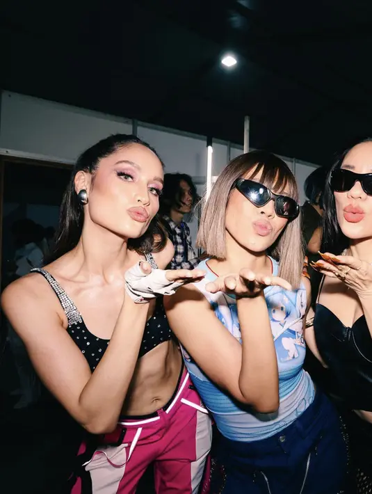 Tampilannya terbilang berani dengan esensi gaya Hip Hop yang nyata. [Foto: Instagram/ Cinta Laura]