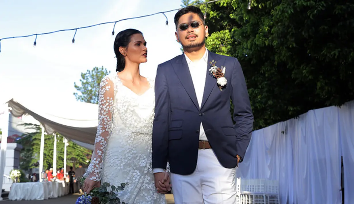 "Nangis pastinya. Kita berdua nangis pas bertemu orangtua. Itu rasanya terharu sekali. Overall berjalan sangat-sangat baik sih dan cukup simple," sambung Firrina Sinatrya. (Deki Prayoga/Bintang.com)