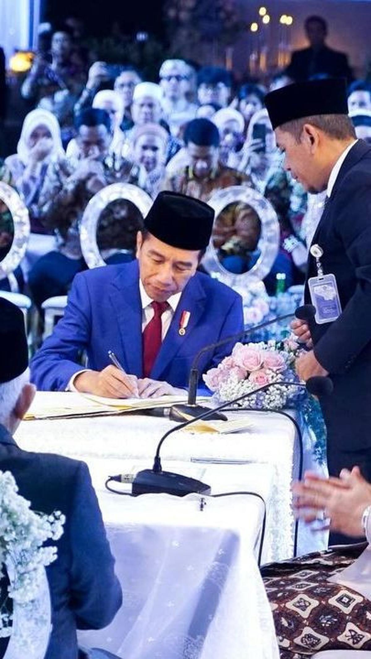 Orang penting di Indonesia ini menjadi saksi pernikahan kedua mempelai.