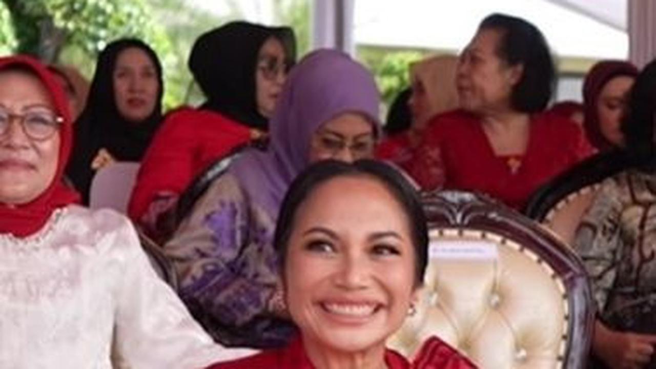 Ternyata tenun itu dibuat oleh seorang persit bernama Malinda  Dwi.