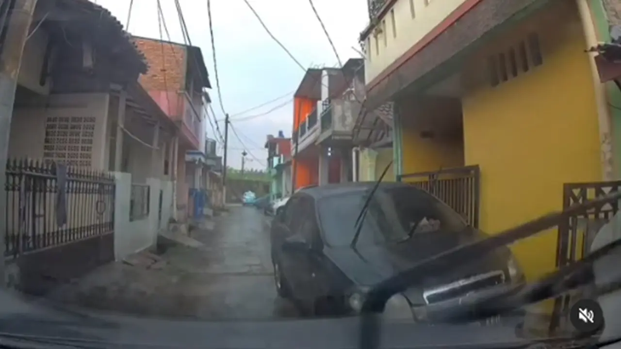 Parkir mobil di gang sempit bikin repot pengendara lain (Instagram/@dashcam_owners_indonesia)