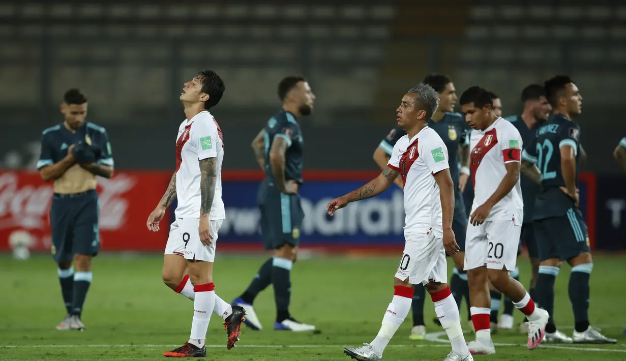 Para pemain Peru tertunduk lesu usai melawan Argentina pada pertandingan kualifikasi Piala Dunia 2022 di Lima, Peru, Selasa (17/11/2020). Argentina menang 2-0 atas Peru. (Daniel Apuy, Pool via AP)