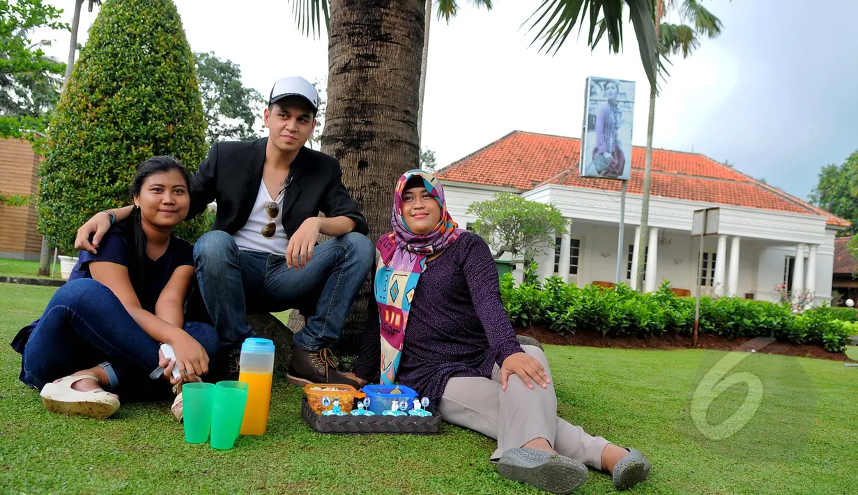 Kevin Julio berfoto bersama dengan para fansnya disela program Ngedate Bareng Artis yang diselenggarakan oleh Liputan6.com, Jakarta, Rabu (1/4/2015). (Liputan6.com/Faisal R Syam)