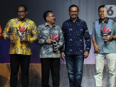 CEO Kapanlagi Youniverse (KLY) Steve Christian (kedua kanan) foto bersama peraih penghargaan Merdeka Award 2023 kategori Program Desa Wisata di SCTV Tower, Jakarta, Rabu (30/8/2023). (merdeka.com/Imam Buhori)