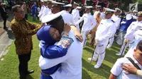 Suasana suka cita usai Perwira Remaja dari TNI Angkatan Laut dilantik Presiden Joko Widodo, di Istana Merdeka, Jakarta, Selasa (25/7). Dalam acara ini Jokowi melantik 729 orang Calon Perwira Remaja (Capaja) TNI-Polri. (Liputan6.com/Angga Yuniar)