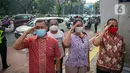 Peserta melakukan hormat saat mengikut upacara pengibaran bendera Merah Putih di depan Museum Sumpah Pemuda, Jakarta, Kamis (28/10/2021). Upacara tersebut dilaksanakan untuk memperingati Hari Sumpah Pemuda ke-93. (Liputan6.com/Faizal Fanani)