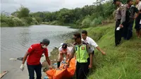 Mayat lelaki tak dikenal dievakuasi dari Sungai Lukulo, oleh Inafis Polres Kebumen. (Liputan6.com/Muhamad Ridlo).