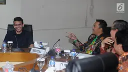 Pemain Timnas Indonesia U-19, Egy Maulana Vikri (kiri) berbincang dengan Menpora Imam Nahrawi di gedung Kemenpora, Jakarta, Jumat (5/1). Egy berharap mampu mewujudkan cita-citanya bermain di klub Eropa. (Liputan6.com/Helmi Fithriansyah)
