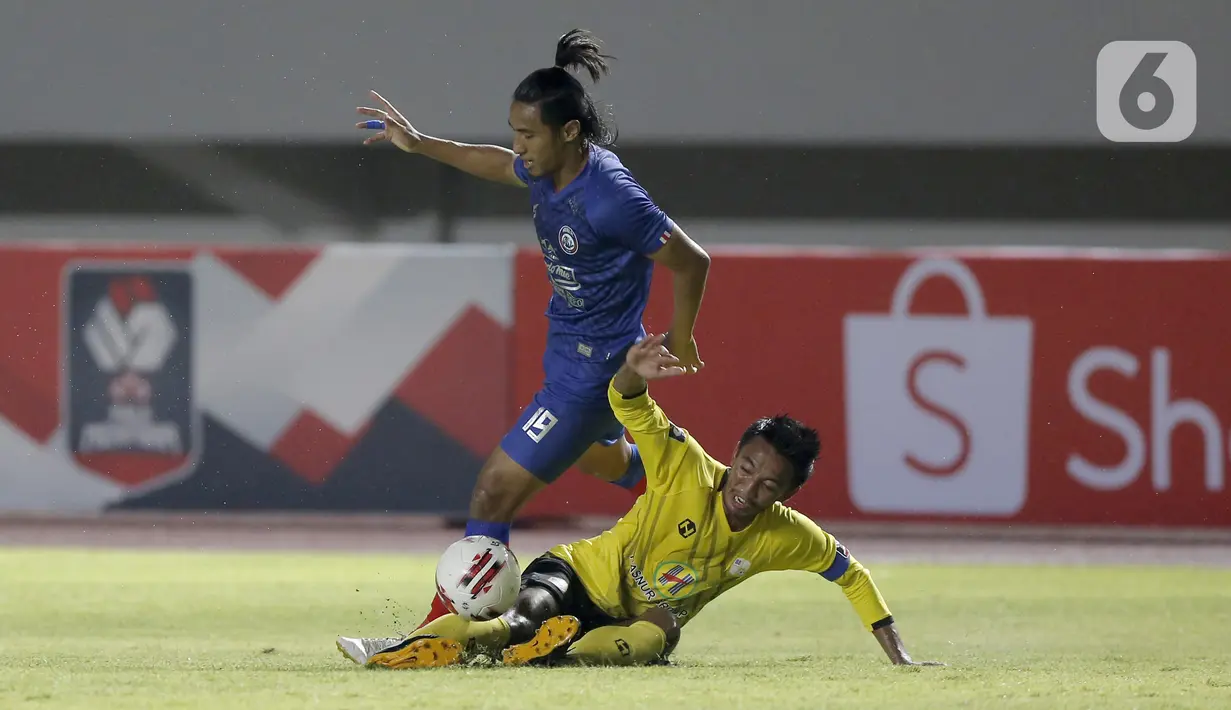 Pemain Barito Putera Bayu Pradana Andriatmoko (kanan) berebut bola dengan pemain Arema FC Hanif Abdurrauf Sjahbandi dalam pertandingan babak penyisihan Piala Menpora 2021 di Stadion Manahan, Solo, Kamis (25/3/2021). Arema FC kalah 1-2. (Bola.com/Arief Bagus)