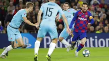 Kapten Barcelona, Lionel Messi, menggiring bola saat melawan Slavia Praha pada laga Liga Champions 2019 di Stadion Camp Nou, Selasa (5/11). Kedua tim bermain imbang 0-0. (AP/Emilio Morenatti)