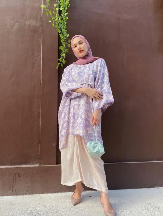 6.  Tunik batik modern warna lilac yang dipadukan dengan kain lilit seperti yang dikenakan Dwi Handayani ini juga tak kalah menarik untuk kondangan (Instagram/dwihandaanda).