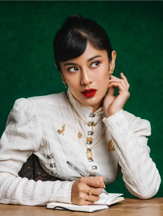 <p>ian Sastrowardoyo dengan balutan kebaya Janggan bernuansa putih dengan detail kancing yang unik dan beberapa aksesori emas yang mewah dan menyempurnakan penampilannya. Di sini, Dian tampil bold dengan riasan flawless dan pulasan lipstik merah merona. [Foto: Instagram/therealdisastr]</p>