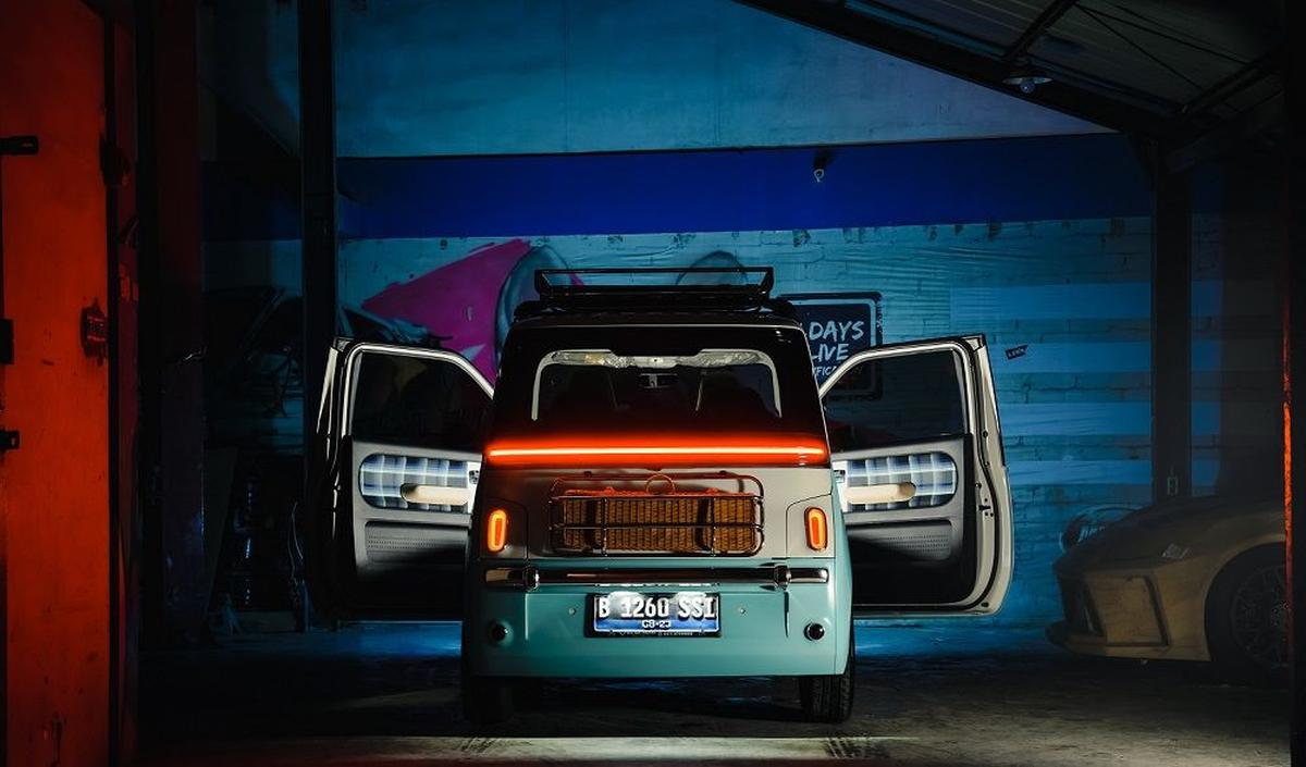 Bumper bawaan Wuling Air ev dilabur warna biru,&nbsp;dilengkapi bumper krom dan keranjang rotan. Berkesan retro, mika lampu belakang berganti model oval plus mata kucing sebagai lampu sein. Di bagian<br>atap, Wuling Air ev menggendong roof rack dengan ala