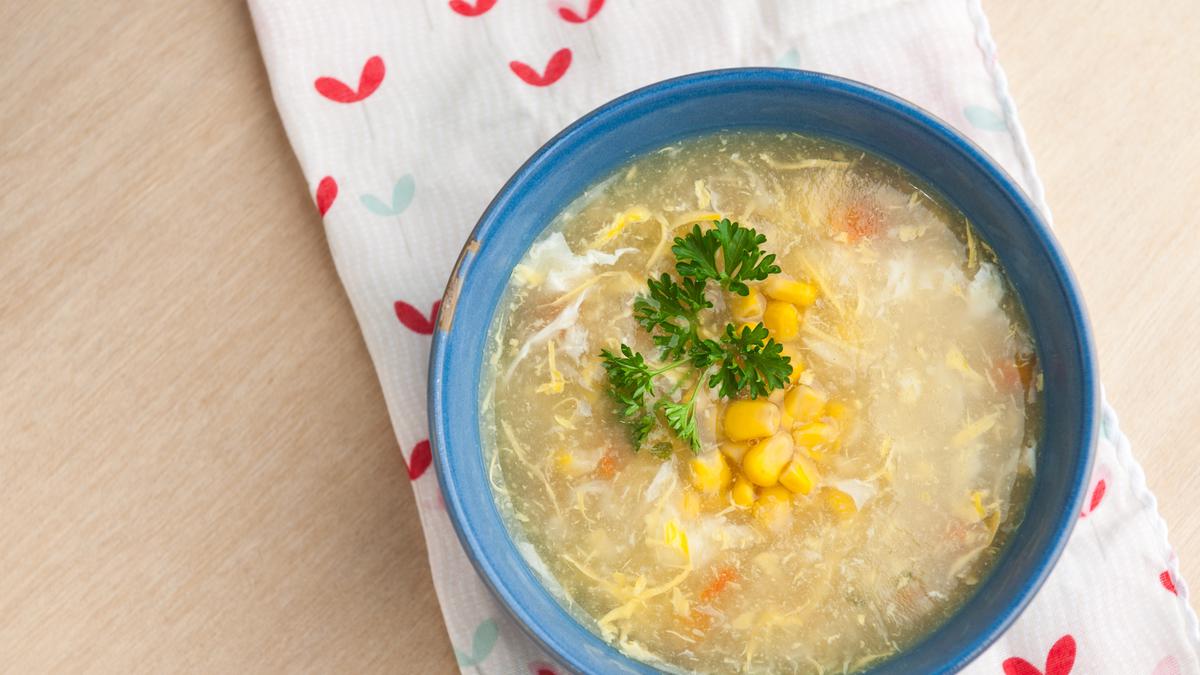 Sup Jagung hangat dengan jagung manis, ayam suwir, dan kuah kental gurih, sempurna untuk santapan yang lezat dan bergizi