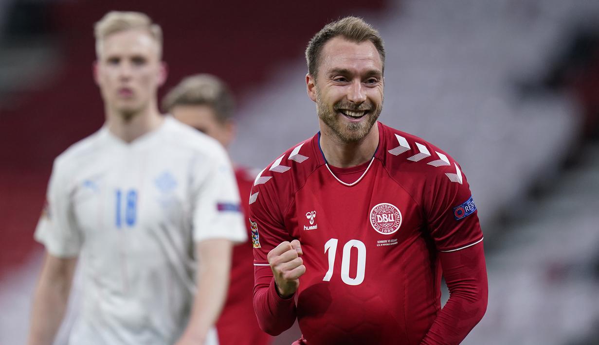 Gelandang Denmark, Christian Eriksen, merayakan gol pertama Denmark yang dibuatnya dalam laga UEFA Nations League Grup A2 melawan Islandia di Parken Stadium, Copenhagen, Denmark, Senin (16/11/2020) dini hari WIB. Denmark unggul 2-1 atas Islandia. (AFP/Liselotte Sabroe/Ritzau Scanpix).