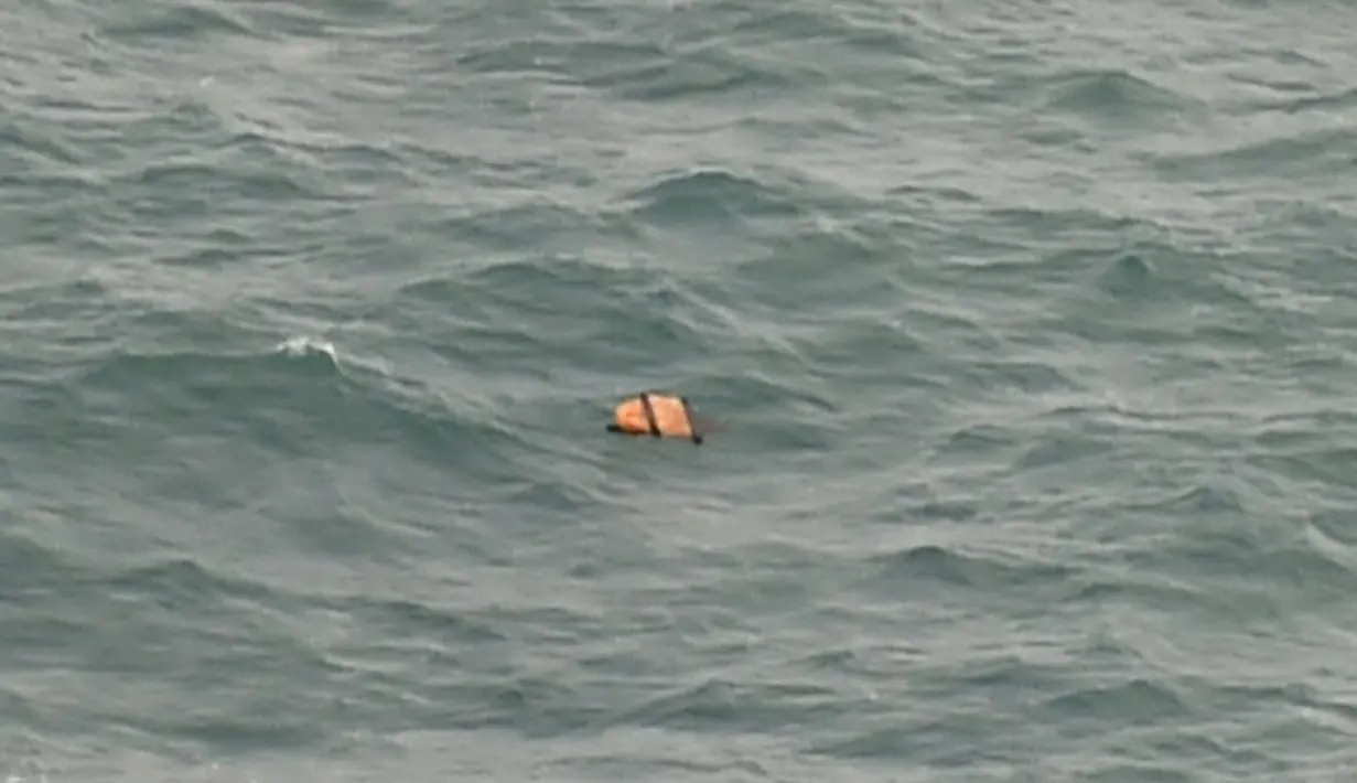 Benda mirip badan pesawat tersebut terlihat terapung di laut sekitar Pulau Tujuh di Kepulauan Bangka Belitung, Selasa (30/12/2014). (AFP PHOTO/Bay ISMOYO)