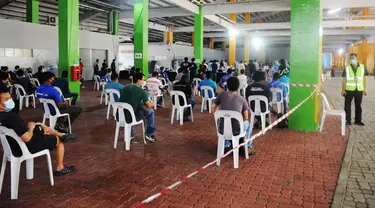 Para pekerja yang siap kembali bekerja mengantre untuk menjalani pengujian COVID-19 di pusat penapisan (screening) regional di Singapura (10/6/2020). (Xinhua/Then Chih Wey)