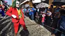 Anggota Saturno Club dengan kostum Joker melakukan parade Dance of Costumes tahunan di sepanjang jalan kota Sumpango, Guatemala, Senin (30/12/2019). Parade kostum yang menampilkan karakter televisi dan film ini untuk memeriahkan malam pergantian tahun. (ORLANDO ESTRADA/AFP)