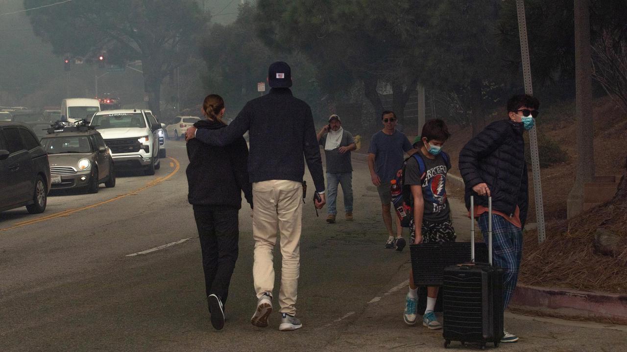 Kebakaran Hutan Meluas, Puluhan Ribu Orang di Los Angeles AS Mengungsi