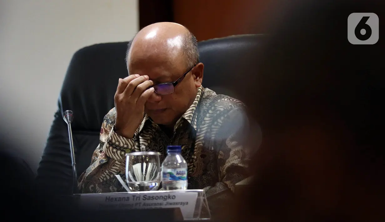 Ekspresi Dirut PT Asuransi Jiwasraya Hexana Tri Sasongko saat menjadi pembicara pada acara diskusi Penyelesaian Gagal Bayar Jiwasraya di Kompleks Parlemen, Jakarta, Rabu (15/1/2020). Diskusi mengangkat tema "Jiwasraya: 'Nasibmu-Nasibku Jua' Solusi Carut Marut Jiwasraya". (Liputan6.com/Johan Tallo)