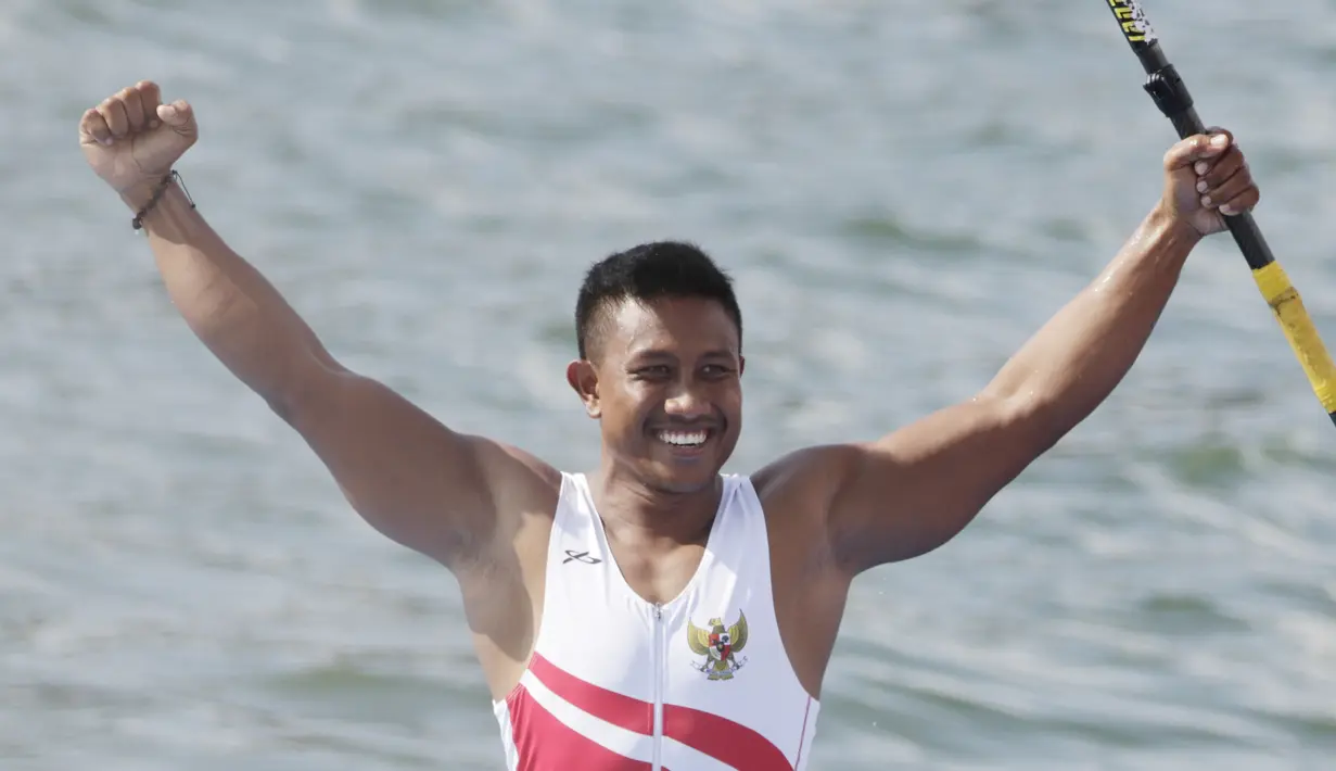Atlet canoe Indonesia, Maizir Ryondra, melakukan selebrasi usai tampil pada nomor 1000 meter SEA Games 2019 di Subic, Filipina, Jumat (6/12). Dirinya berhasil meraih medali emas dengan catatan waktu 3 menit 55,841 detik. (Bola.com/M Iqbal Ichsan)