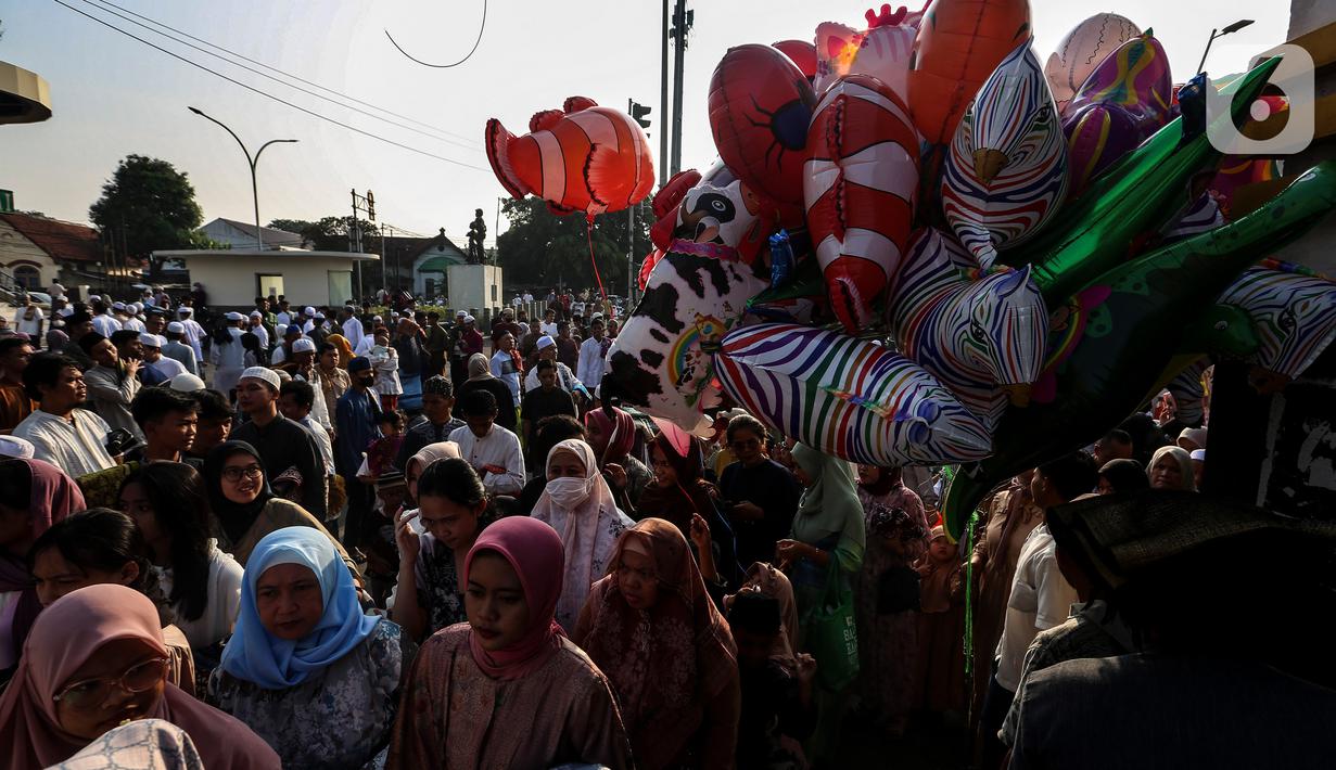 Umat Muslim usai melaksanakan Sholat Idul Fitri 1444 H di Jalan Jatinegara Barat, Jakarta, Sabtu (22/4/2023). (Liputan6.com/Johan Tallo)