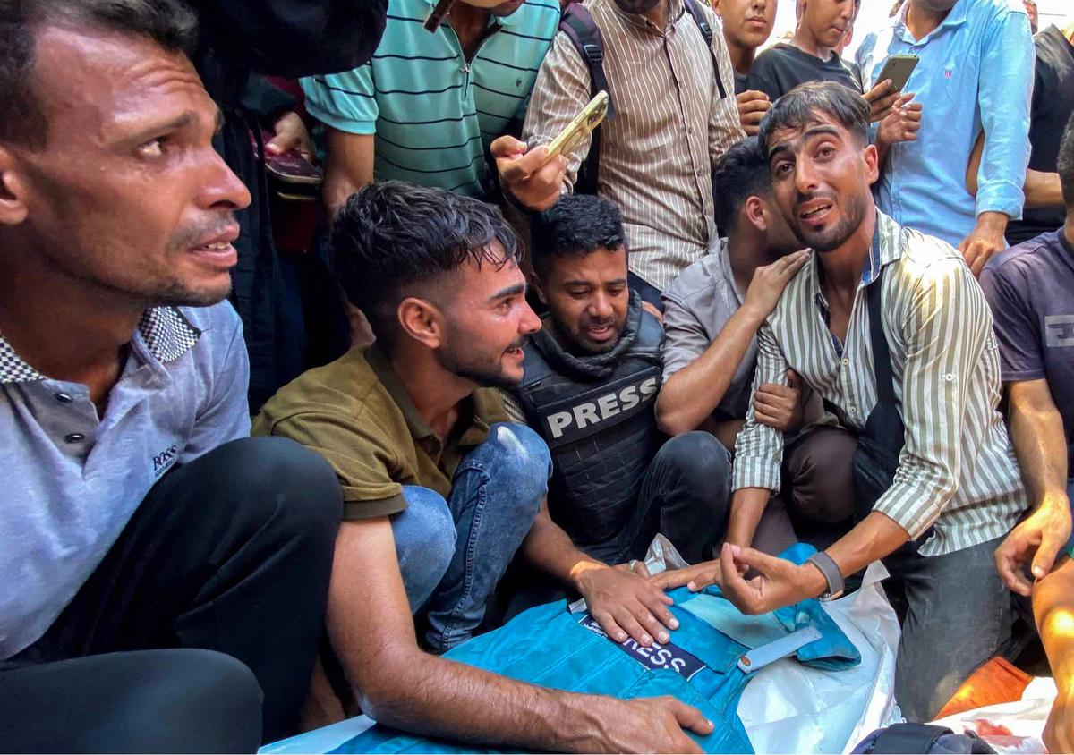 FOTO: Serangan Israel ke RS Nasser Tewaskan 5 Jurnalis, Total 245 Wartawan Gugur di Gaza