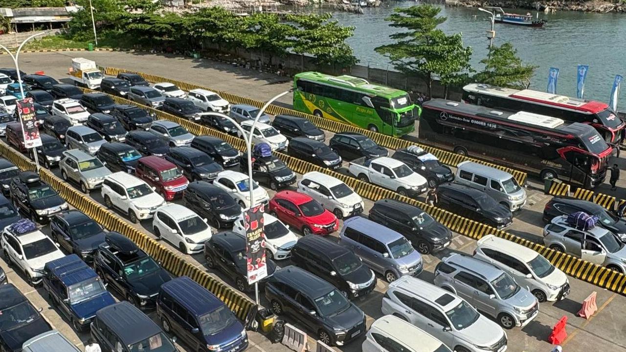 Pemudik kemudian merayap hingga ke gerbang pelabuhan. Tampak jajaran kendaraan mengantre sebelum masuk kapal.<br>