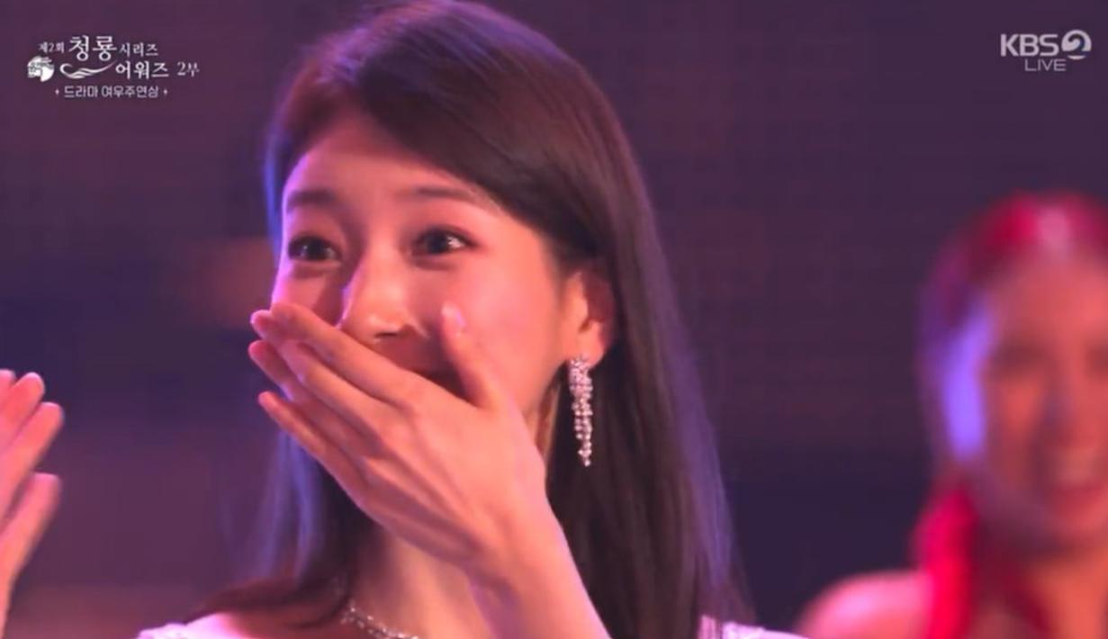 Suzy tak bisa berkata-kata saat namanya diumumkan sebagai aktris terbaik. Aktor dan aktris yang duduk di dekatnya pun memberi selamat. (Foto: KBS2 via Twitter)