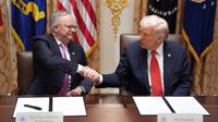 Presiden Amerika Serikat (AS) Donald Trump berjabat tangan dengan Perdana Menteri Australia Anthony Albanese dalam sebuah pertemuan di Gedung Putih, Senin, 20 Oktober 2025, di Washington, AS. (Foto AP/Evan Vucci)