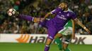 Striker Real Madrid, Karim Benzema, berusaha mengontrol bola saat melawan Real Betis pada laga La Liga di Stadion Benito Vilamarin, Seville, Minggu (15/10/2016). Madrid menang 6-1 atas Betis. (Reuters/Marcelo Del Pozo)