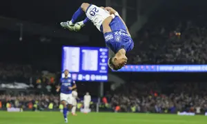 Pemain Ipswich Town, Omari Hutchinson melakukan selebrasi dengan cara bersalto setelah mencetak gol ke gawang Chelsea pada laga lanjutan Liga Inggris 2024/2025 yang berlangsung di Portman Road, Ipswich, Inggris, Selasa (31/12/2024) dini hari WIB. (AP Photo/Richard Pelham)