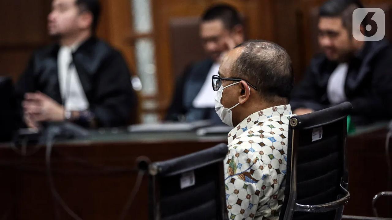 Hakim juga menjatuhkan pidana tambahan berupa kewajiban pembayaran uang pengganti sebesar Rp5 miliar terhadap mantan Dirut BAKTI itu.