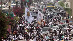 Ratusan massa berkonvoi mengawal Rizieq Shihab usai tiba di Bandara Soekarno-Hatta, Tangerang, Banten, Selasa (10/11/2020). Konvoi tersebut dilakukan untuk mengawal perjalan Rizieq Shihab menuju kediamannya di Petamburan, Jakarta. (Liputan6.com/Angga Yuniar)