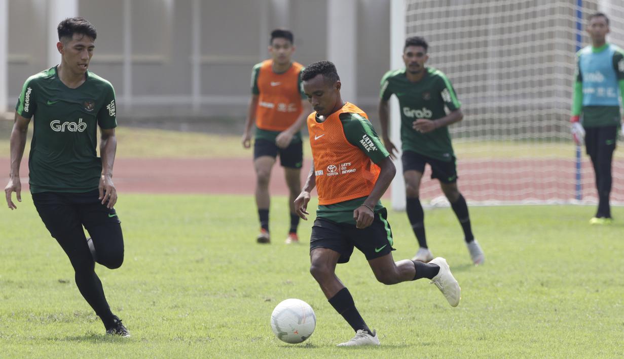 Pemain Timnas Indonesia U-22, Todd Rivaldo, menggiring bola saat latihan di Stadion Madya, Jakarta, Selasa (8/1). Latihan ini merupakan persiapan jelang Piala AFF U-22. (Bola.com/Vitalis Yogi Trisna)