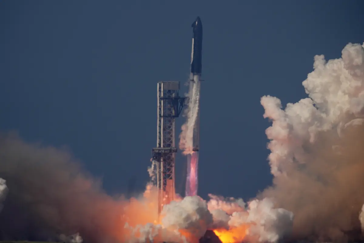 Roket raksasa Starship milik SpaceX melakukan uji penerbangan dari Starbase, Texas, Jumat, 22 Mei 2026. (AP Photo/Eric Gay)