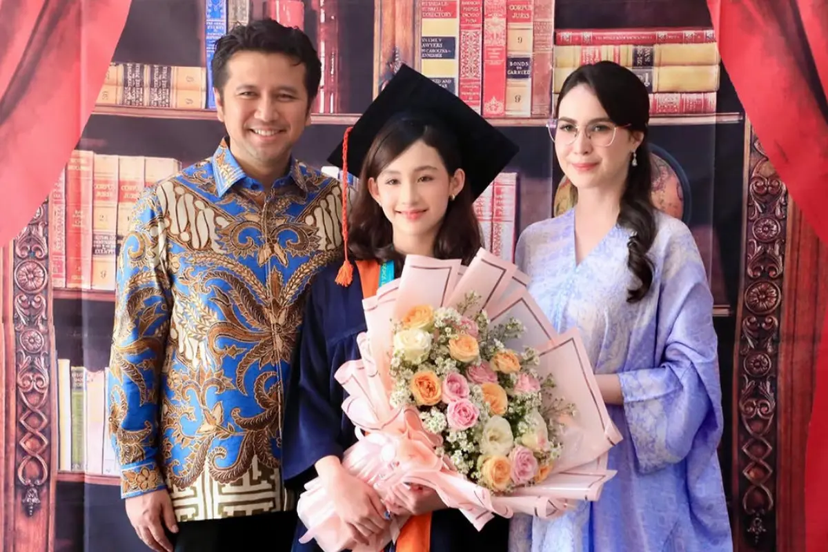 Pesona Putri Cantik Arumi Bachsin saat wisuda. [@arumibachsin_94]