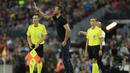 Pelatih Barcelona Luis Enrique memberikan instruksi kepada pemainnya saat melawan Sevilla pada laga Super Cup Spanyol di Stadion Camp Nou, Barcelona (18/8/2016). (AFP/Pau Barrena)