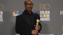 Eddie Murphy berpose dengan penghargaan Cecil B. DeMille selama malam penganugerahan Golden Globes ke-80 di Beverly Hilton Hotel di Beverly Hills, California (10/1/2023). Di acara ini Murphy tidak bisa menahan diri untuk tidak bicara tentang  Will Smith karena tamparan 0scarsnya yang terkenal saat menerima penghargaan. (Photo by Chris Pizzello/Invision/AP)