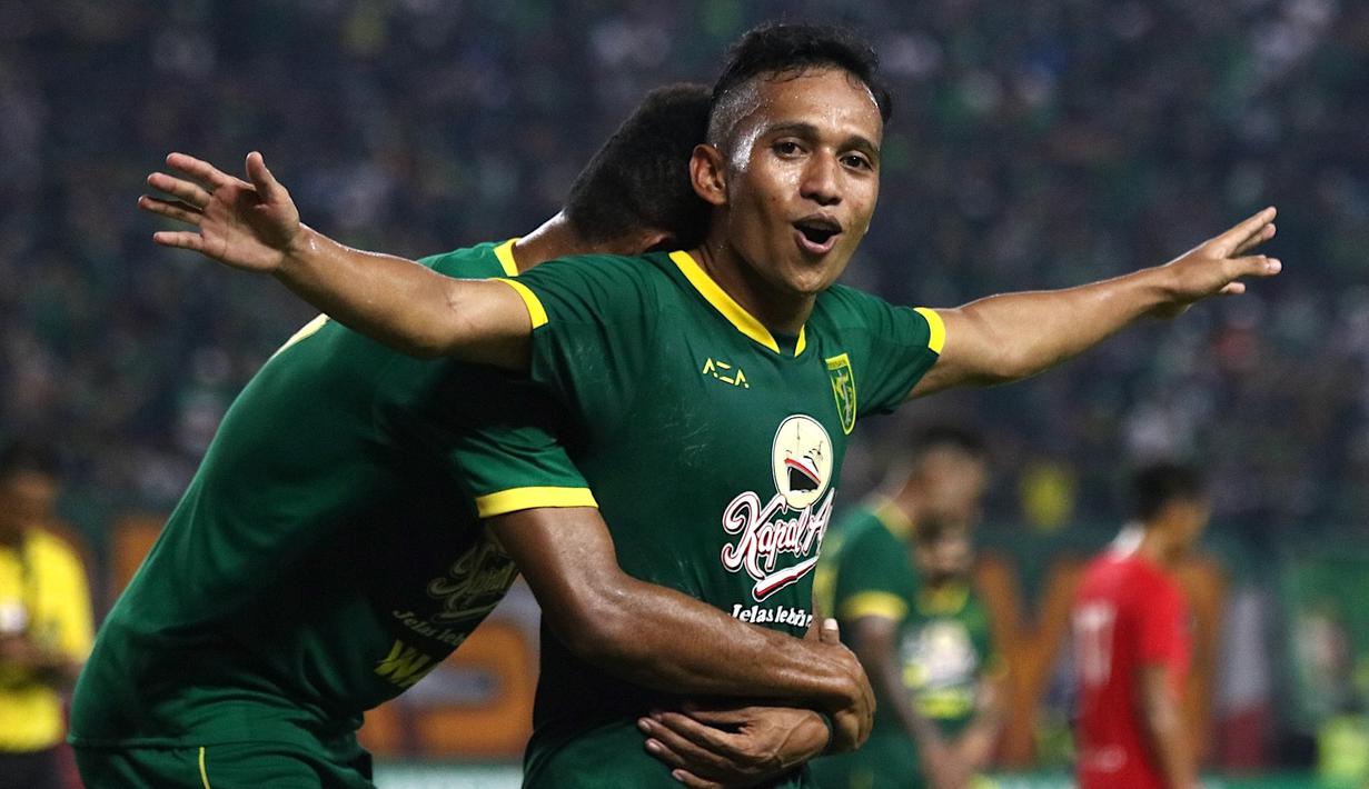 Gelandang Persebaya Surabaya, Irfan Jaya, merayakan gol yang dicetaknya ke gawang Sabah FA pada laga persahabatan di Stadion Gelora Bung Tomo, Surabaya, Sabtu (8/2). Persebaya menang 3-1 atas Sabah FA. (Bola.com/Aditya Wany)
